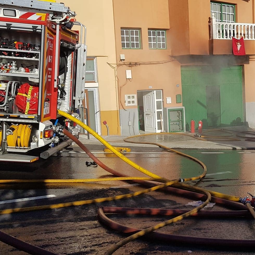 bomberos en incendio en garaje en Granadilla de Abona